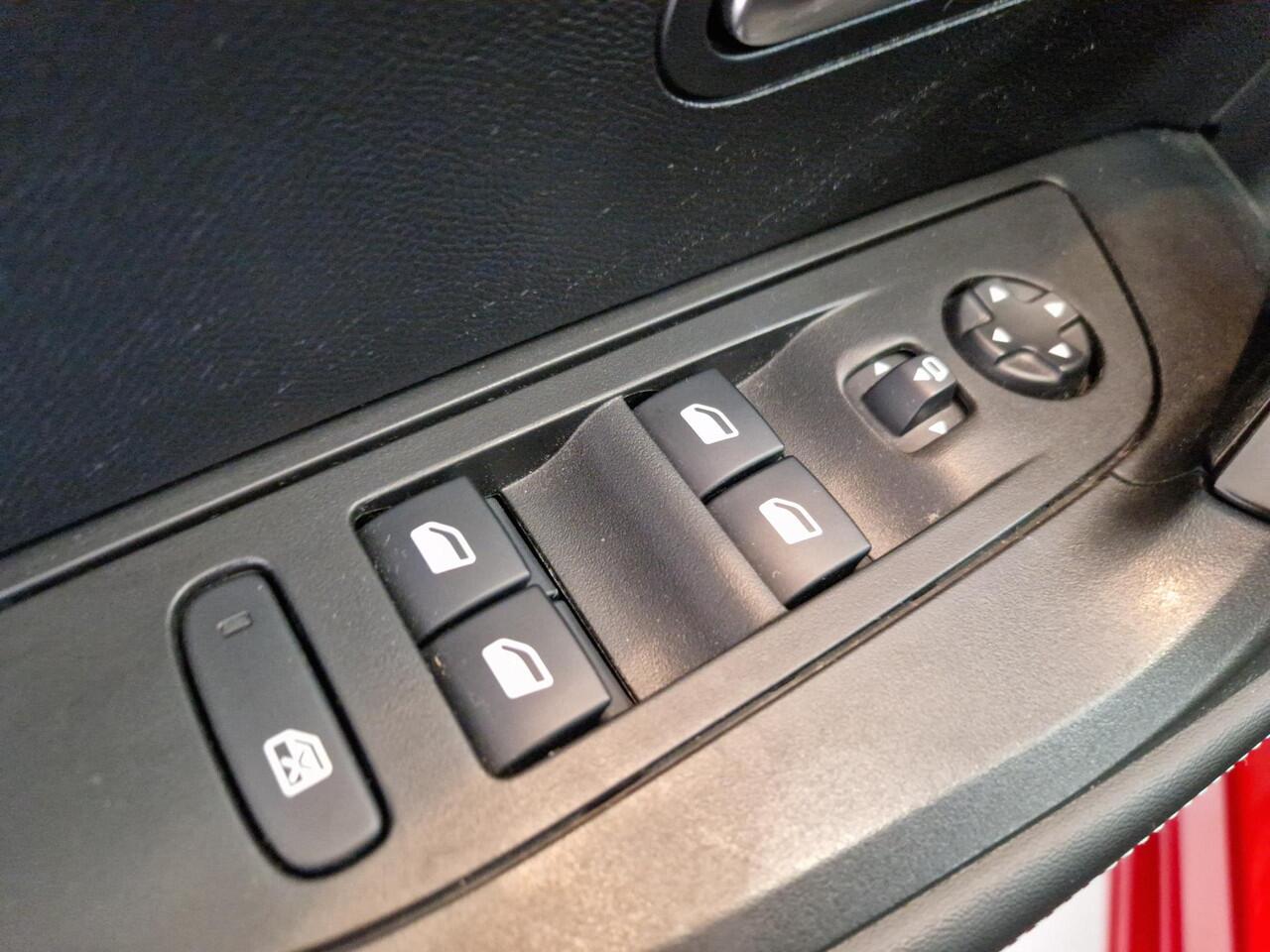 Peugeot e-2008 EV Allure Pack 50 kWh 11kW 3-Fase | SOH 90,6% | Achteruitrijcamera | Climate Control | Parkeersensoren achter