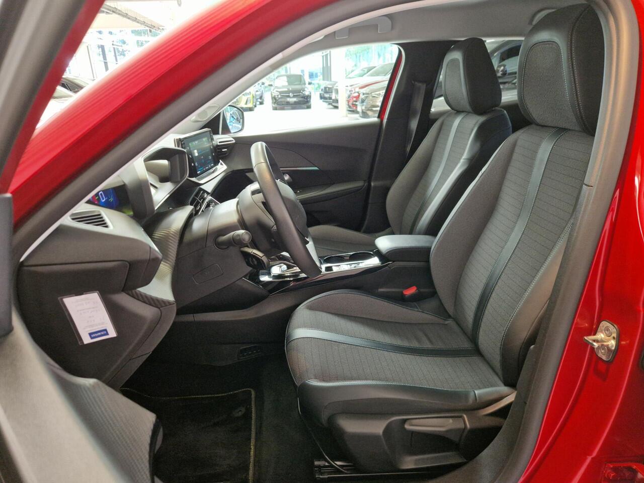 Peugeot e-2008 EV Allure Pack 50 kWh 11kW 3-Fase | SOH 90,6% | Achteruitrijcamera | Climate Control | Parkeersensoren achter