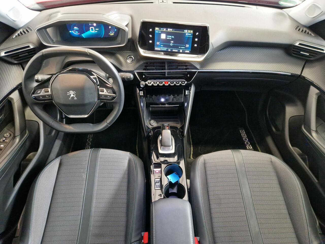 Peugeot e-2008 EV Allure Pack 50 kWh 11kW 3-Fase | SOH 90,6% | Achteruitrijcamera | Climate Control | Parkeersensoren achter