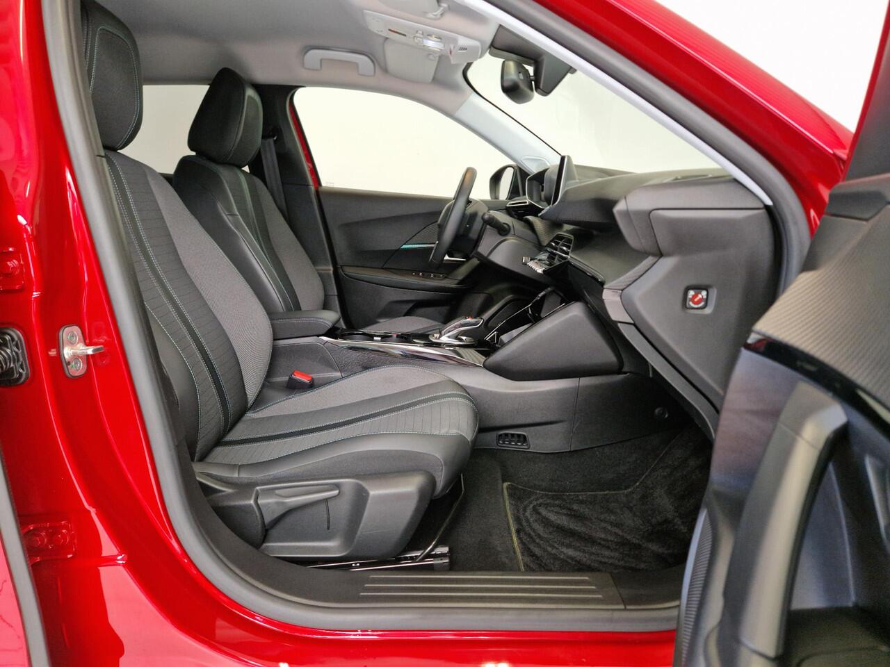 Peugeot e-2008 EV Allure Pack 50 kWh 11kW 3-Fase | SOH 90,6% | Achteruitrijcamera | Climate Control | Parkeersensoren achter