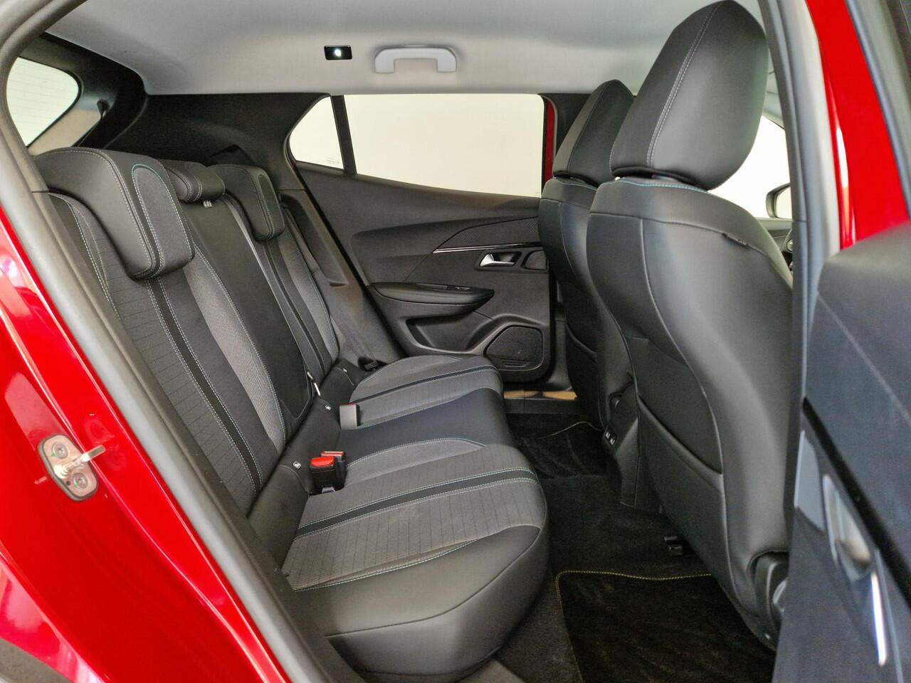 Peugeot e-2008 EV Allure Pack 50 kWh 11kW 3-Fase | SOH 90,6% | Achteruitrijcamera | Climate Control | Parkeersensoren achter