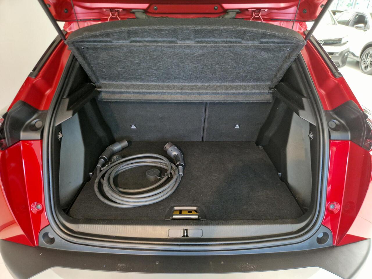 Peugeot e-2008 EV Allure Pack 50 kWh 11kW 3-Fase | SOH 90,6% | Achteruitrijcamera | Climate Control | Parkeersensoren achter