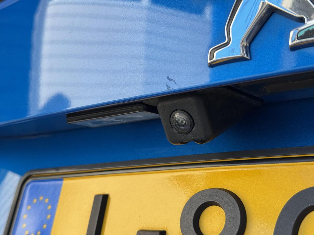 Peugeot e-2008 GT Pack 50 kWh 136PK Automaat Navigatie, Achteruitrijcamera, Keyless, Panoramadak, Alcantara, Stoelverwarming