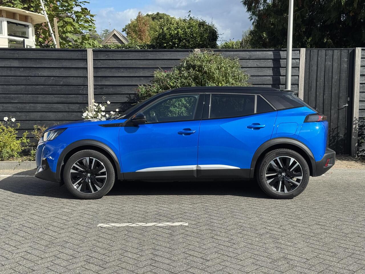 Peugeot e-2008 GT Pack 50 kWh 136PK Automaat Navigatie, Achteruitrijcamera, Keyless, Panoramadak, Alcantara, Stoelverwarming