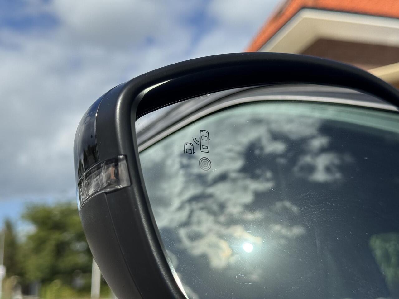 Peugeot e-2008 GT Pack 50 kWh 136PK Automaat Navigatie, Achteruitrijcamera, Keyless, Panoramadak, Alcantara, Stoelverwarming