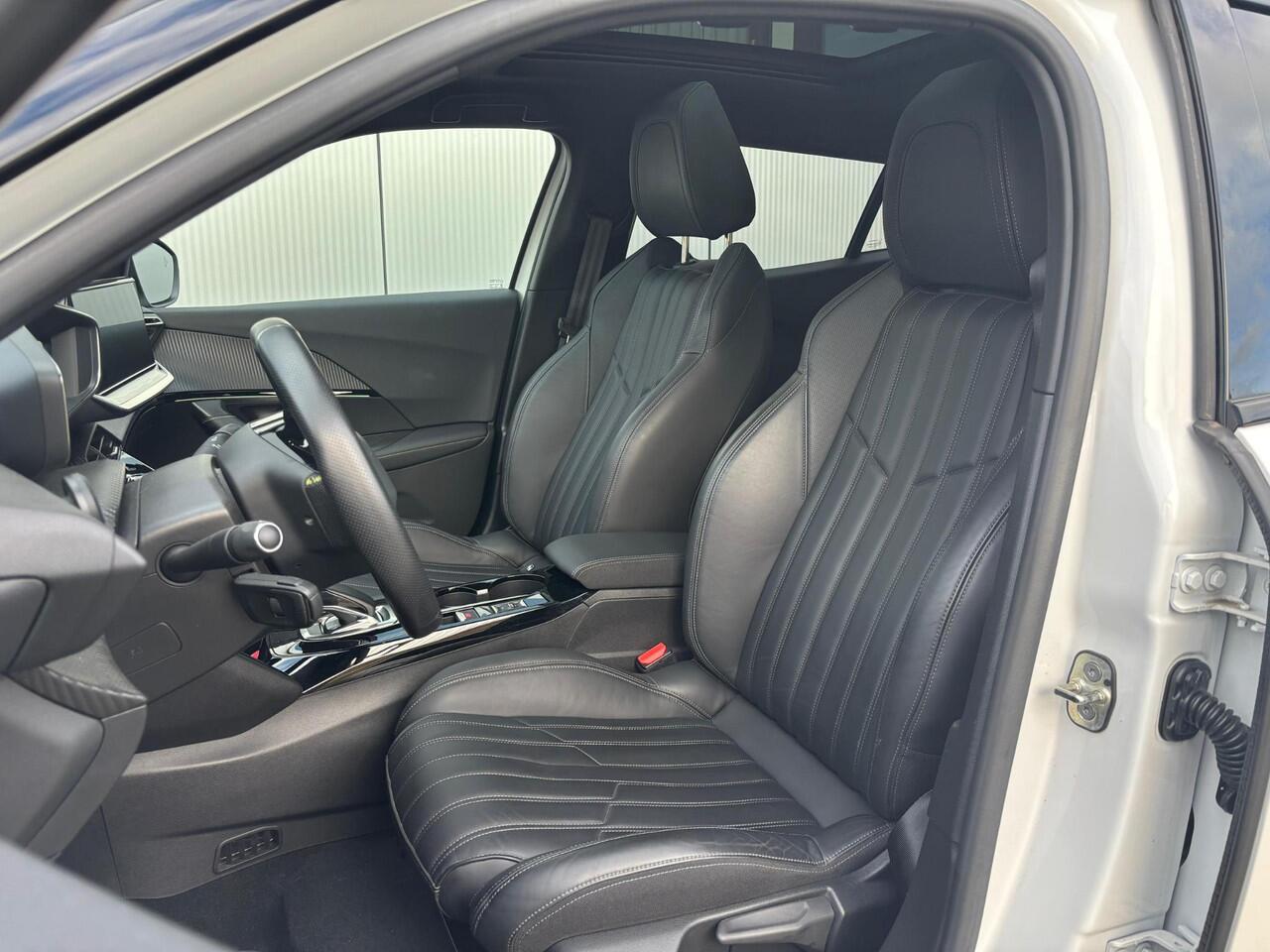 Peugeot e-2008 GT Pack 50kWh EV 136pk AUTOMAAT | SCHUIF/KANTELDAK | NAPPA LEDER | STOELVERW. | 18" EVISSA | KEYLESS ENTRY | ADAPTIVE CRUISE | NAVI | CAMERA