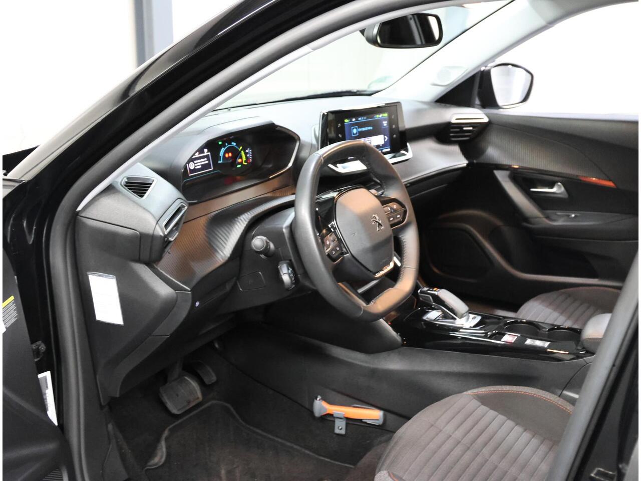 Peugeot e-2008 EV Blue Lease Active 50 kWh 136PK | AUTOMAAT | AppleCarPlay/AndroidAuto | Armsteun | Climate Control | Cruise Control | Camera | FULL LED | Navigatie | Parkeersensoren | Isofix |