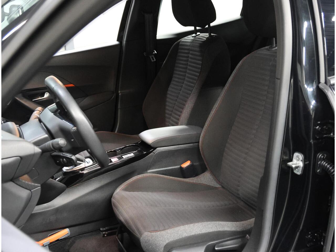 Peugeot e-2008 EV Blue Lease Active 50 kWh 136PK | AUTOMAAT | AppleCarPlay/AndroidAuto | Armsteun | Climate Control | Cruise Control | Camera | FULL LED | Navigatie | Parkeersensoren | Isofix |