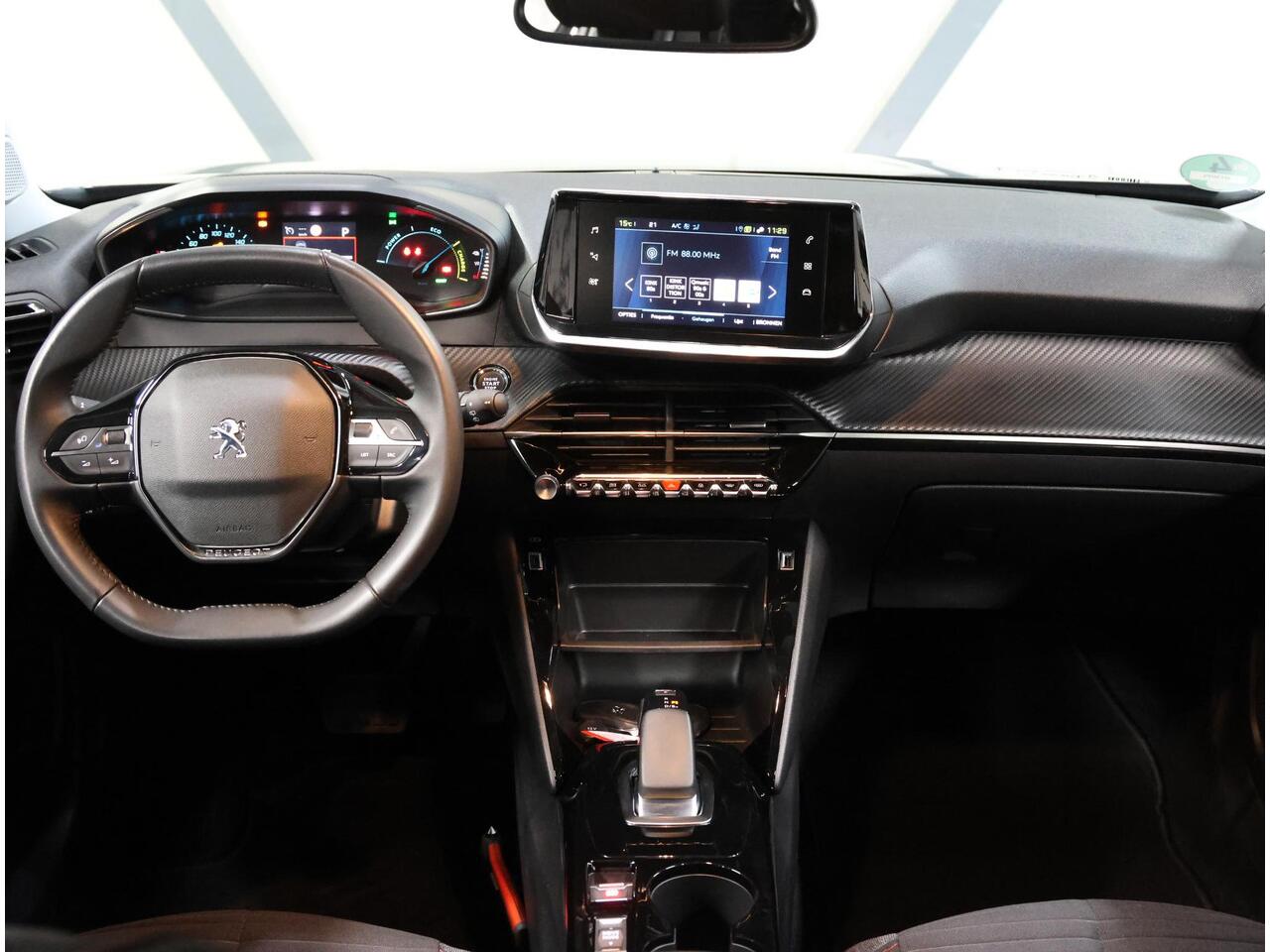 Peugeot e-2008 EV Blue Lease Active 50 kWh 136PK | AUTOMAAT | AppleCarPlay/AndroidAuto | Armsteun | Climate Control | Cruise Control | Camera | FULL LED | Navigatie | Parkeersensoren | Isofix |