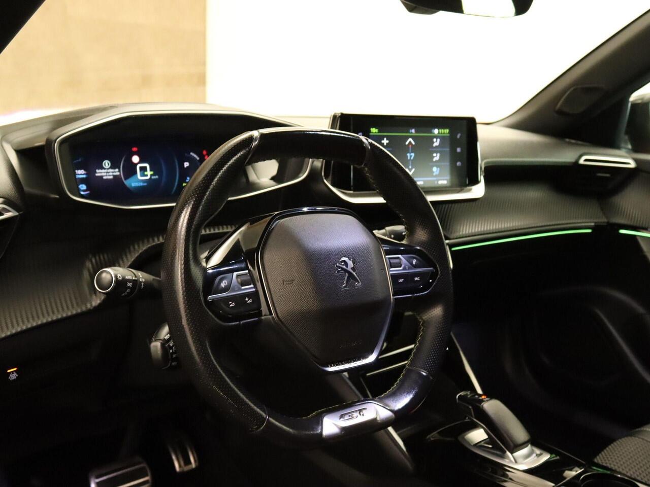 Peugeot e-2008 EV GT Pack 50 kWh SOH 92,9 % !!- CLIMATE CONTROL- PARKEERSENSOREN VOOR/ ACHTER - TWO TONE LAK - 17 INCH LICHT METALEN VELGEN - ARMSTEUN VOOR - SPORTSTUUR EN STOELEN - APPLE CARPLAY/ANDROID AUTO - ADAPTIEVE CRUISE CONTROL