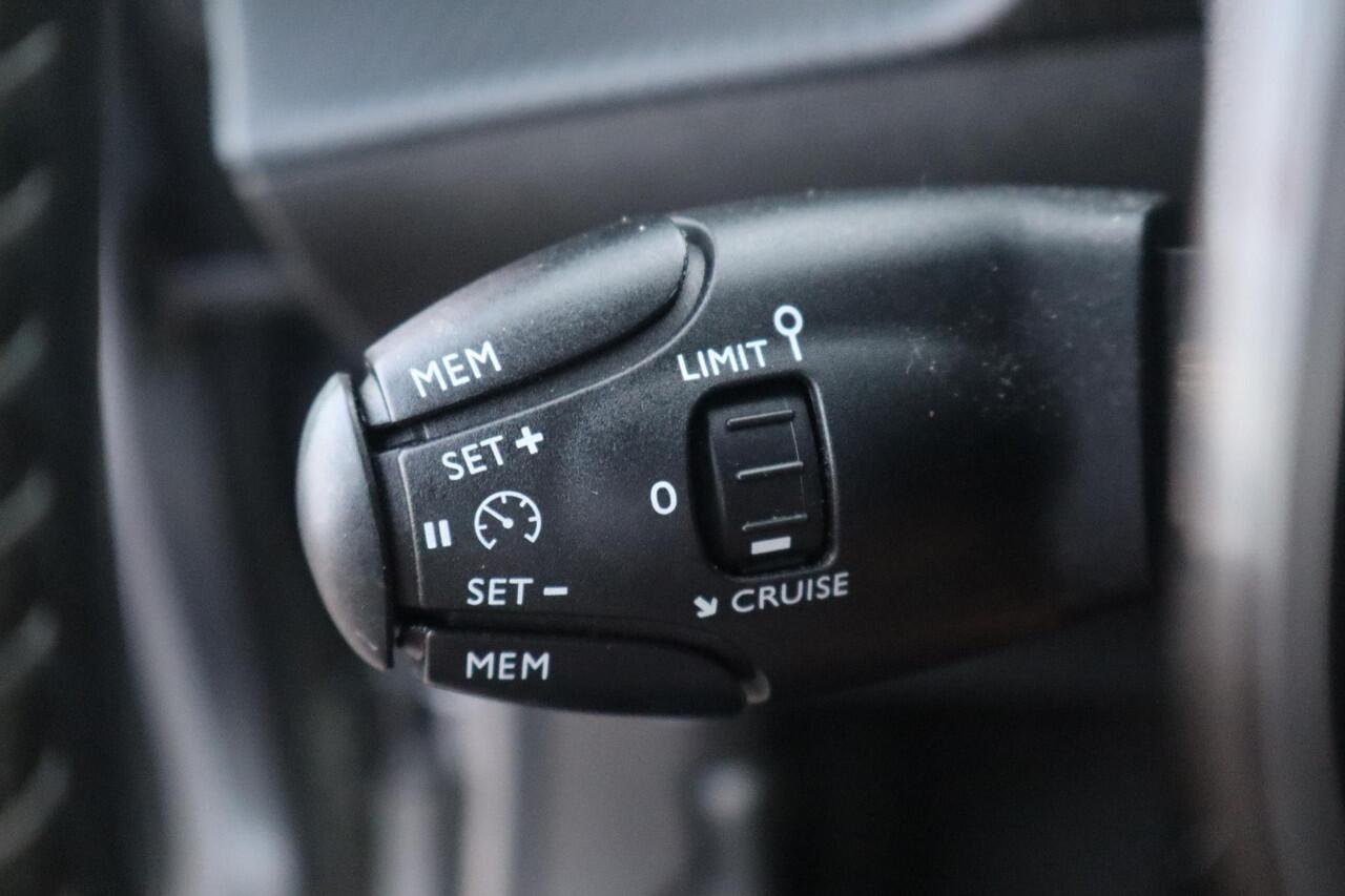 Peugeot e-2008 EV Allure 50 kWh SOH 94%, Cruise control, Climate control, Achteruitrijcamera