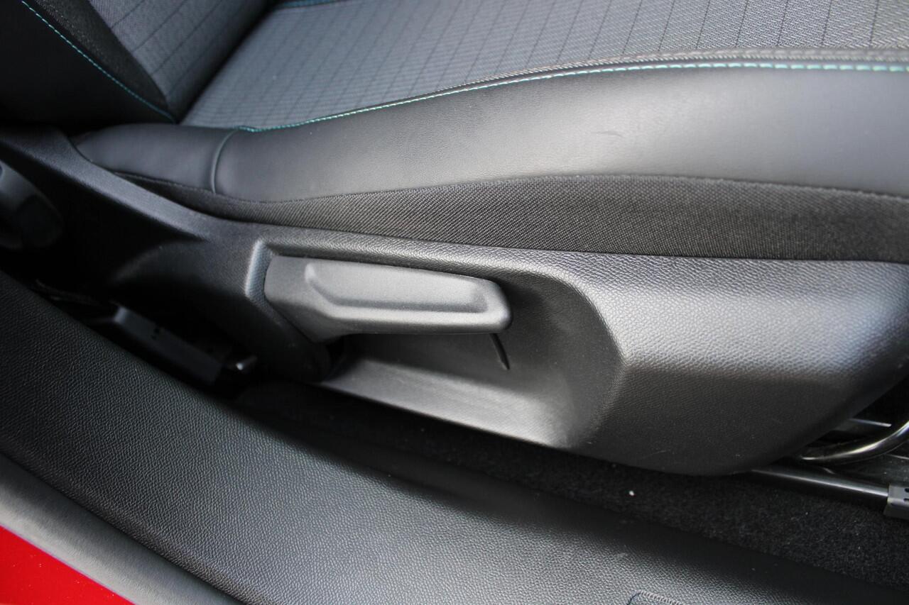 Peugeot e-2008 EV Allure Pack 50 kWh Airco Navi Camera Carplay Dealer onderhouden