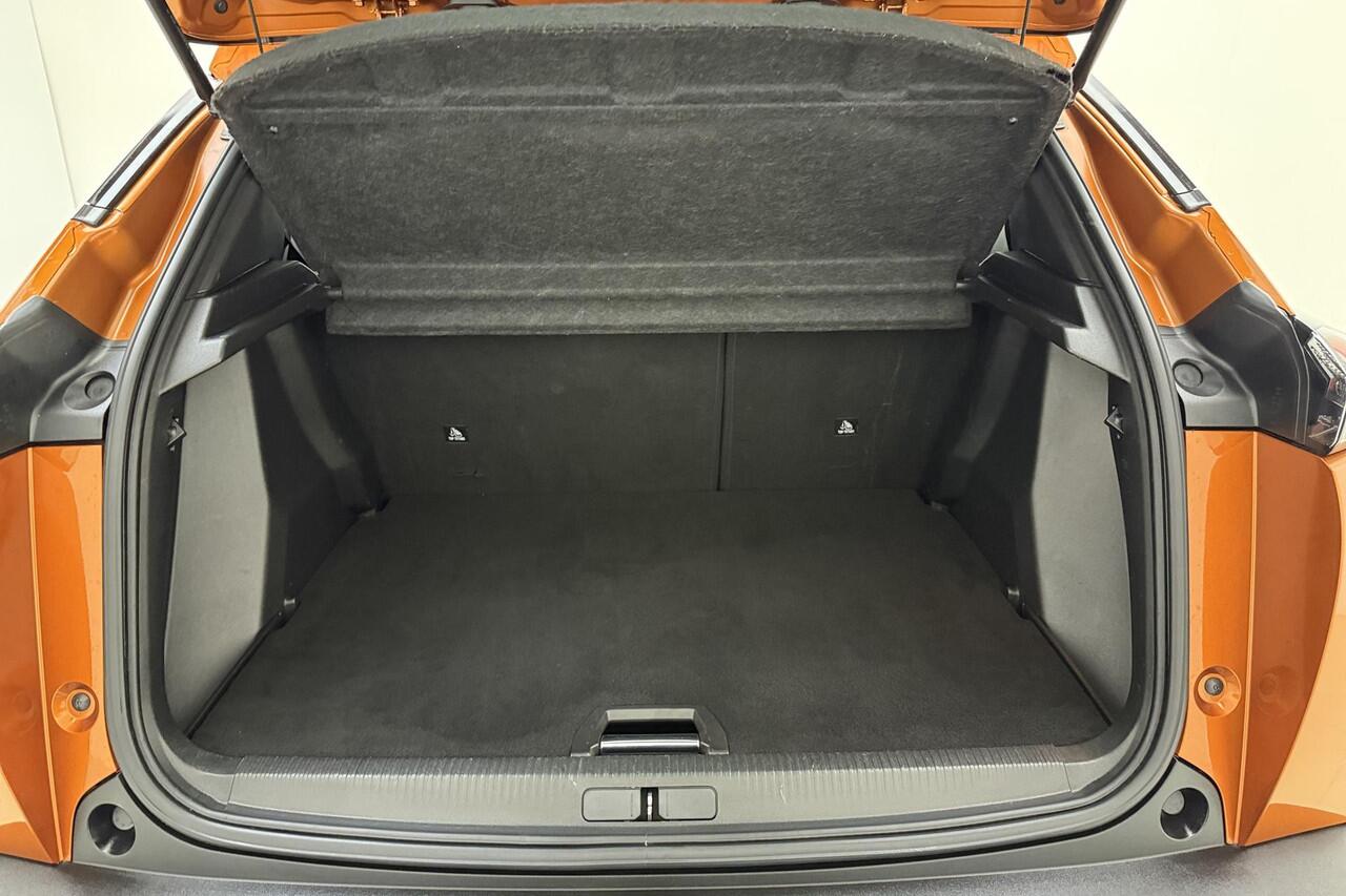 Peugeot e-2008 EV Allure Pack 50 kWh 100% Elektrisch | Camera | Navigatie | Lichtmetalen velgen | Stoelverwarming | Cruise Control | Airco | 3-D Instrumentenpaneel | Dealer onderhouden