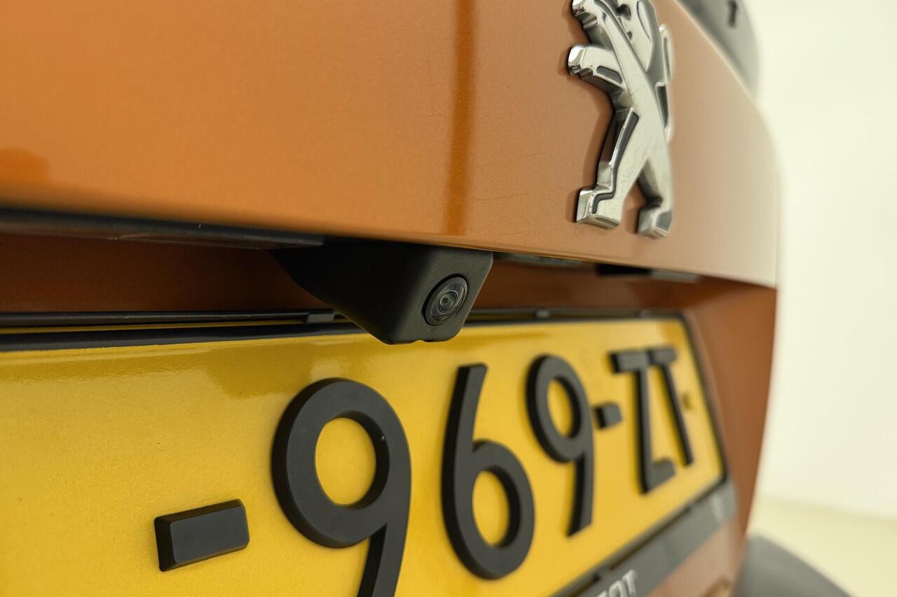 Peugeot e-2008 EV Allure Pack 50 kWh 100% Elektrisch | Camera | Navigatie | Lichtmetalen velgen | Stoelverwarming | Cruise Control | Airco | 3-D Instrumentenpaneel | Dealer onderhouden