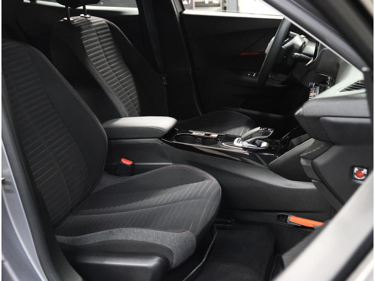 Peugeot e-2008 EV Blue Lease Active 50 kWh 136PK | 1ste eigenaar | AppleCarPlay/AndroidAuto | Armsteun | Climate Control | Cruise Control | Camera | FULL LED | Navigatie | LMV | Parkeersensoren | Trekhaak | Isofix |