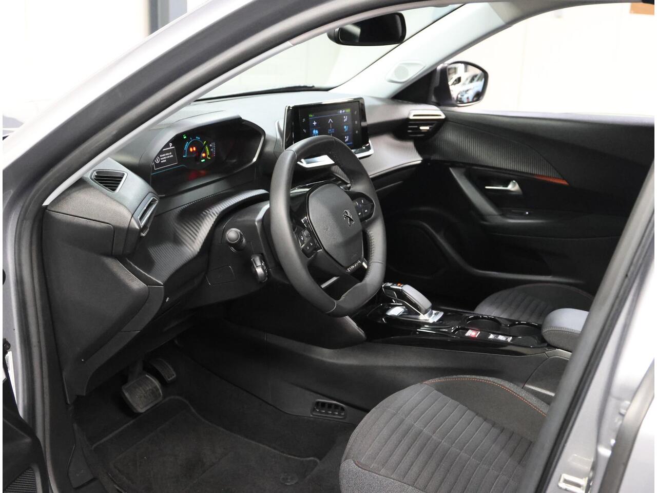 Peugeot e-2008 EV Blue Lease Active 50 kWh 136PK | 1ste eigenaar | AppleCarPlay/AndroidAuto | Armsteun | Climate Control | Cruise Control | Camera | FULL LED | Navigatie | LMV | Parkeersensoren | Trekhaak | Isofix |