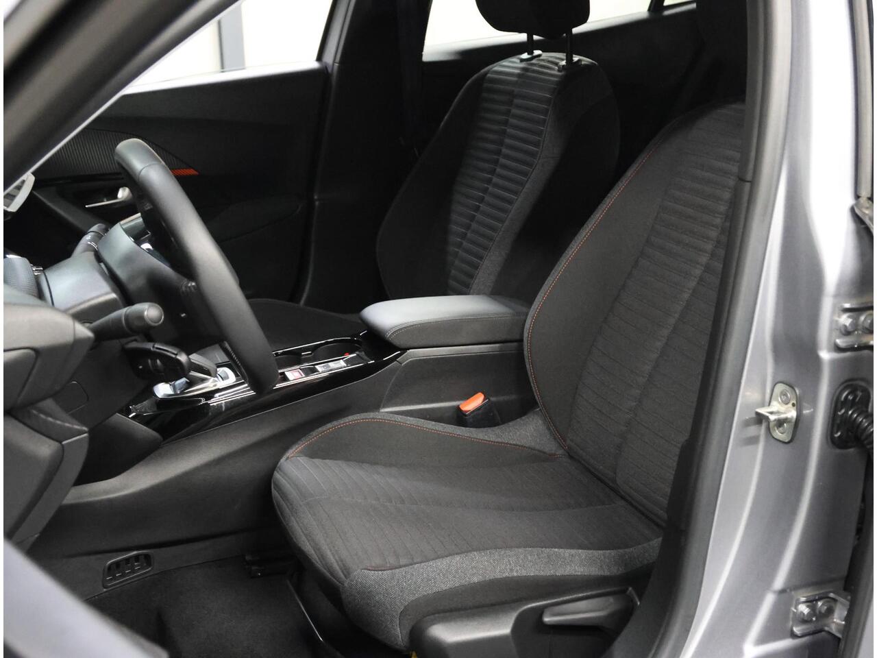 Peugeot e-2008 EV Blue Lease Active 50 kWh 136PK | 1ste eigenaar | AppleCarPlay/AndroidAuto | Armsteun | Climate Control | Cruise Control | Camera | FULL LED | Navigatie | LMV | Parkeersensoren | Trekhaak | Isofix |