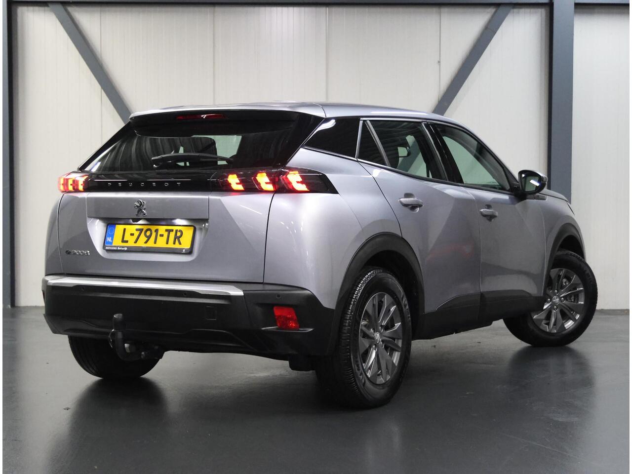 Peugeot e-2008 EV Blue Lease Active 50 kWh 136PK | 1ste eigenaar | AppleCarPlay/AndroidAuto | Armsteun | Climate Control | Cruise Control | Camera | FULL LED | Navigatie | LMV | Parkeersensoren | Trekhaak | Isofix |