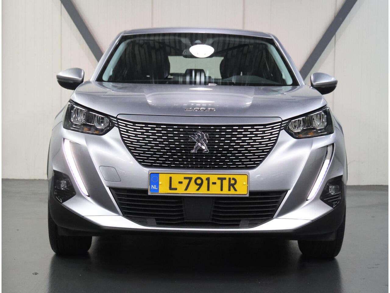 Peugeot e-2008 EV Blue Lease Active 50 kWh 136PK | 1ste eigenaar | AppleCarPlay/AndroidAuto | Armsteun | Climate Control | Cruise Control | Camera | FULL LED | Navigatie | LMV | Parkeersensoren | Trekhaak | Isofix |