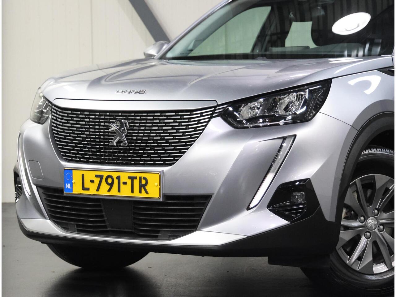 Peugeot e-2008 EV Blue Lease Active 50 kWh 136PK | 1ste eigenaar | AppleCarPlay/AndroidAuto | Armsteun | Climate Control | Cruise Control | Camera | FULL LED | Navigatie | LMV | Parkeersensoren | Trekhaak | Isofix |