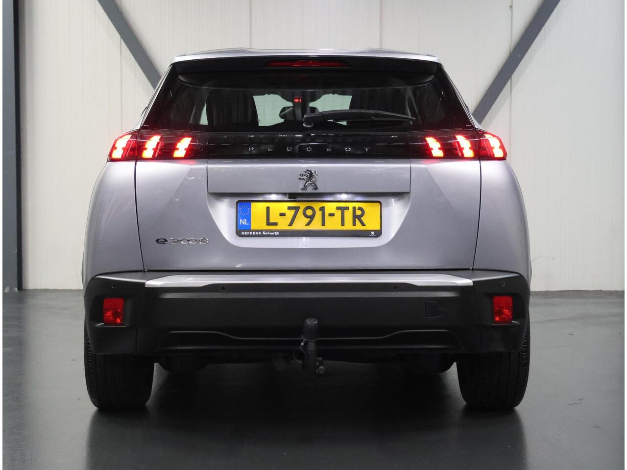 Peugeot e-2008 EV Blue Lease Active 50 kWh 136PK | 1ste eigenaar | AppleCarPlay/AndroidAuto | Armsteun | Climate Control | Cruise Control | Camera | FULL LED | Navigatie | LMV | Parkeersensoren | Trekhaak | Isofix |