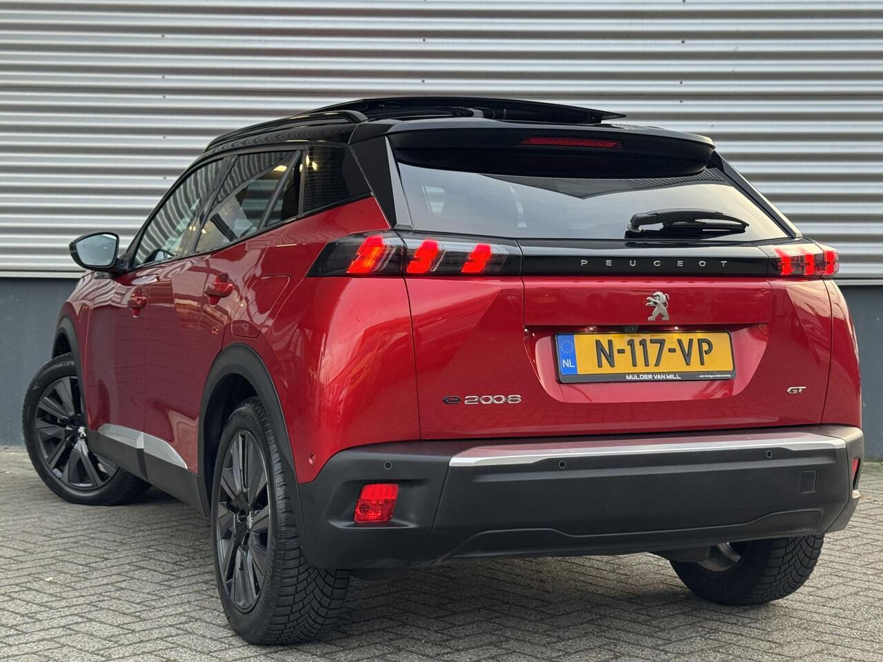 Peugeot e-2008 GT Pack EV 50kWh 136pk AUTOMAAT | SCHUIF/KANTELDAK | ALCANTARA | STOELVERW. | NAVI | KEYLESS | CAMERA | 18" 'EVISSA' | ADAPTIVE CRUISE