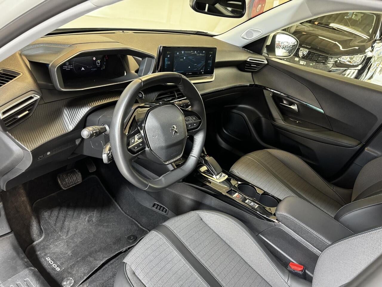 Peugeot e-2008 EV Allure Pack 50 kWh | All season banden | Navigatie | Achteruitrijcamera |