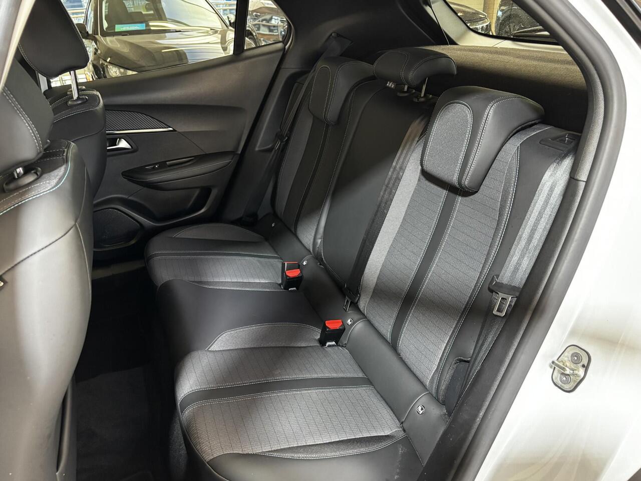 Peugeot e-2008 EV Allure Pack 50 kWh | All season banden | Navigatie | Achteruitrijcamera |