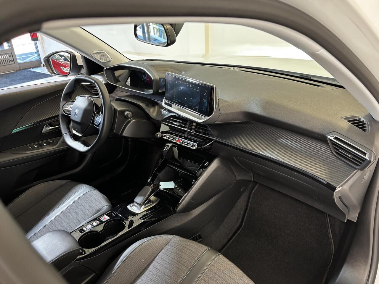 Peugeot e-2008 EV Allure Pack 50 kWh | All season banden | Navigatie | Achteruitrijcamera |