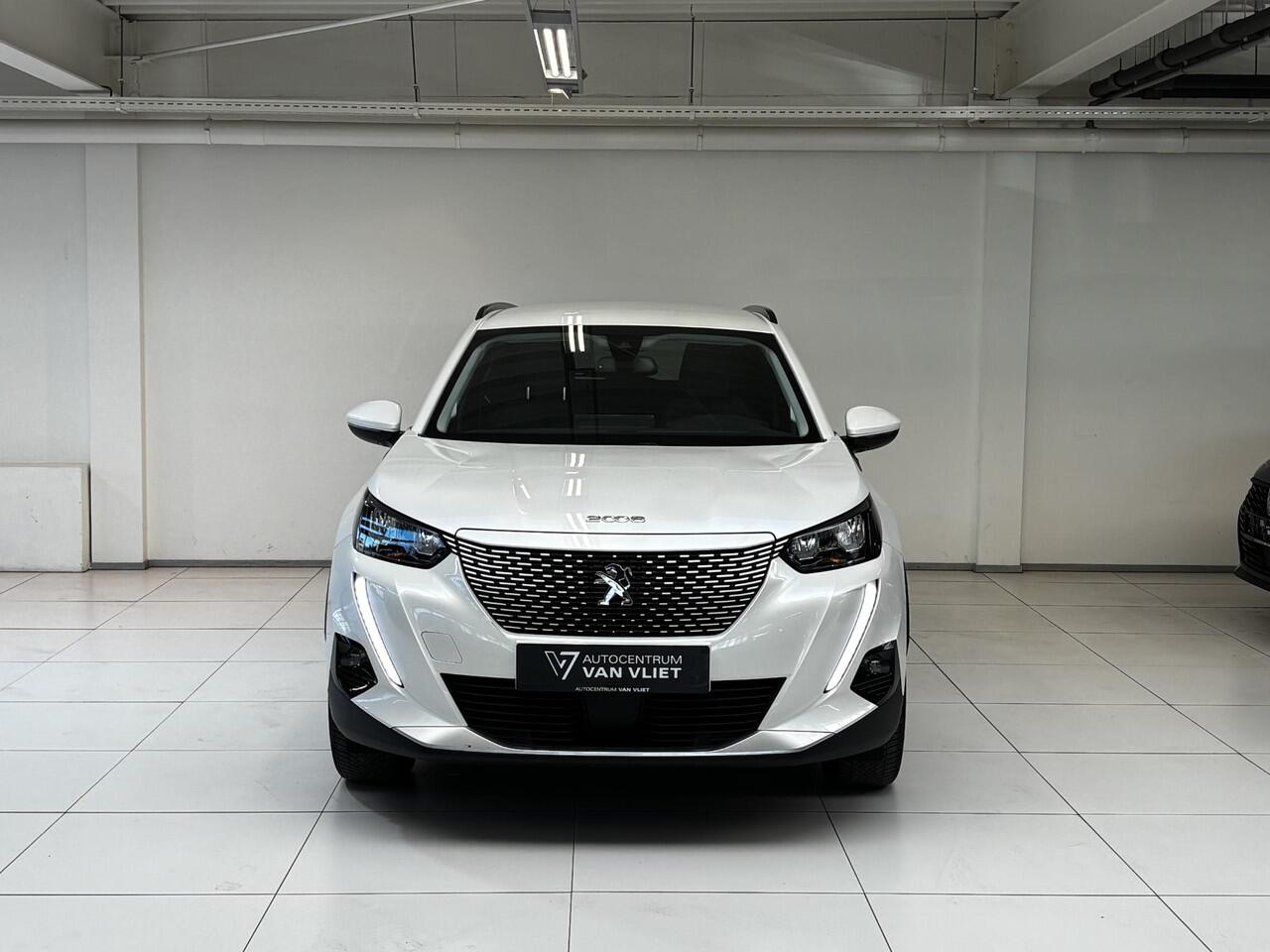 Peugeot e-2008 EV Allure Pack 50 kWh | All season banden | Navigatie | Achteruitrijcamera |