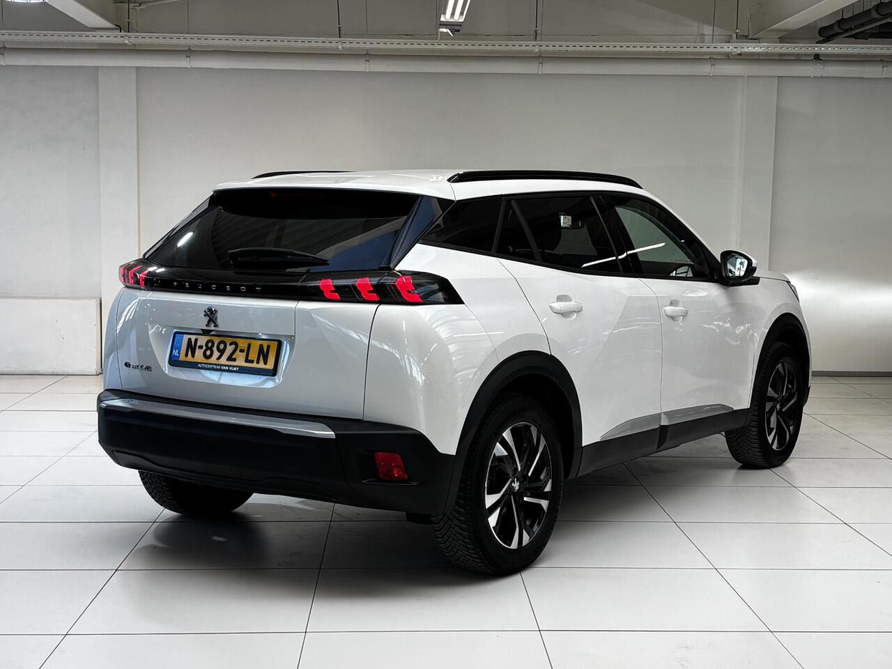 Peugeot e-2008 EV Allure Pack 50 kWh | All season banden | Navigatie | Achteruitrijcamera |