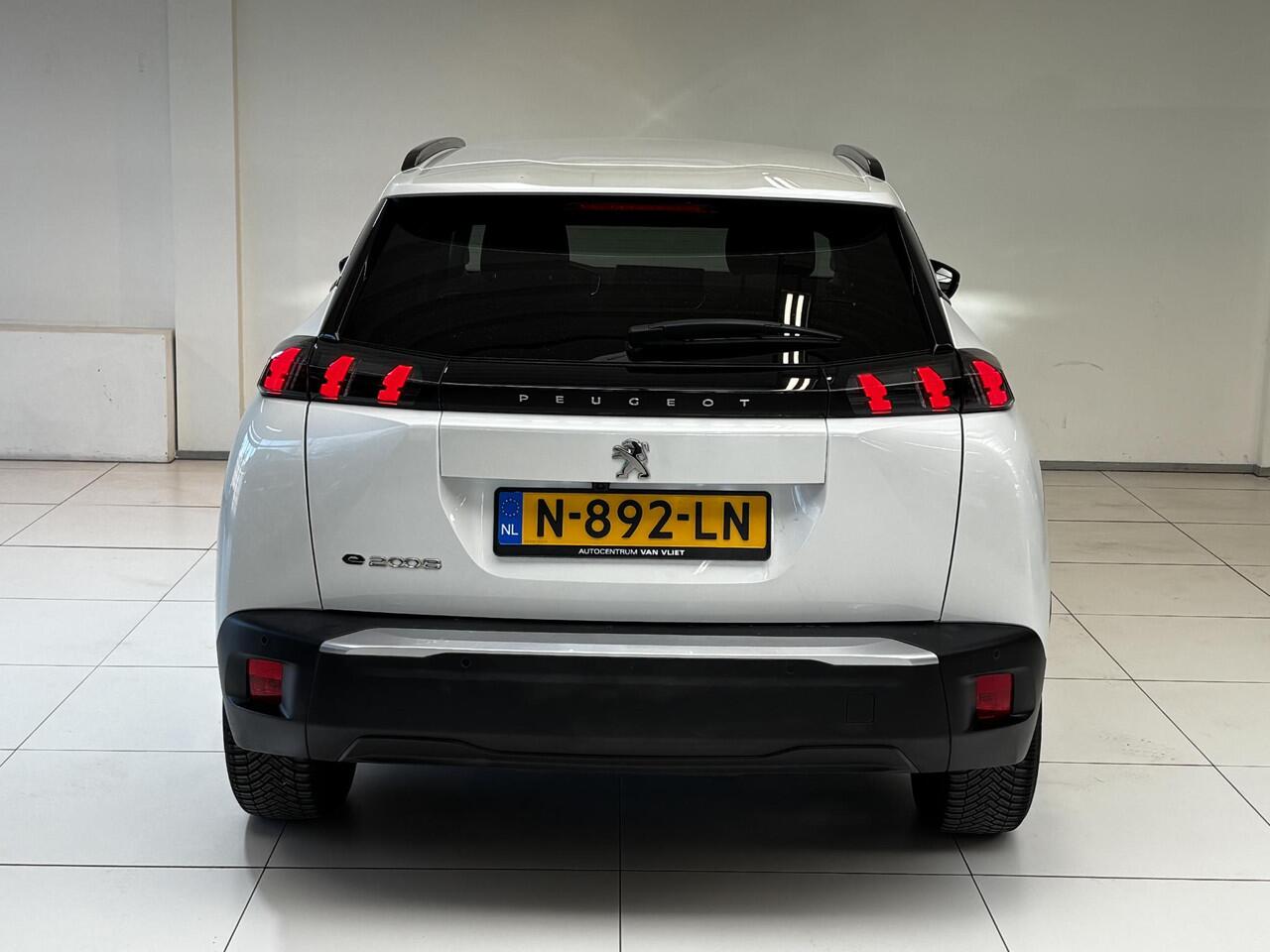 Peugeot e-2008 EV Allure Pack 50 kWh | All season banden | Navigatie | Achteruitrijcamera |