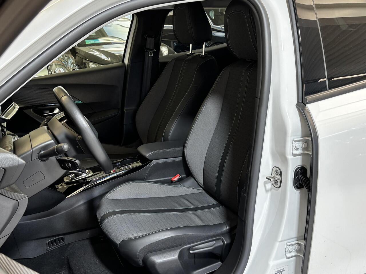 Peugeot e-2008 EV Allure Pack 50 kWh | All season banden | Navigatie | Achteruitrijcamera |