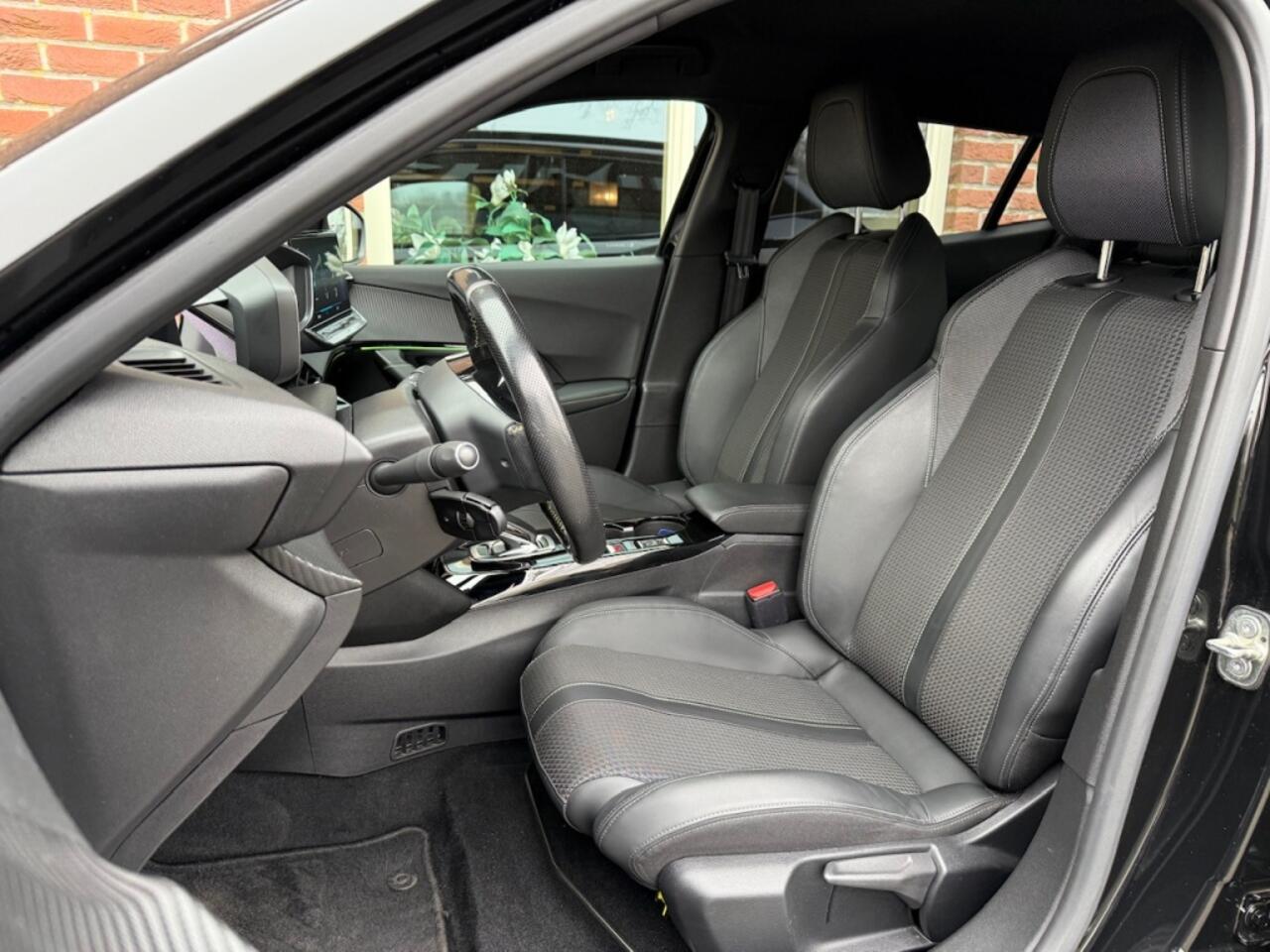 Peugeot e-2008 EV GT 50 kWh CAMERA / VIRTUAL COCKPIT / FULL.LED / CARPLAY / AN