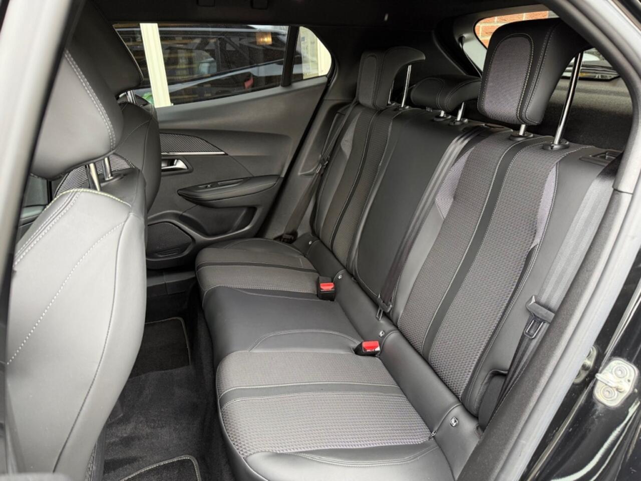 Peugeot e-2008 EV GT 50 kWh CAMERA / VIRTUAL COCKPIT / FULL.LED / CARPLAY / AN