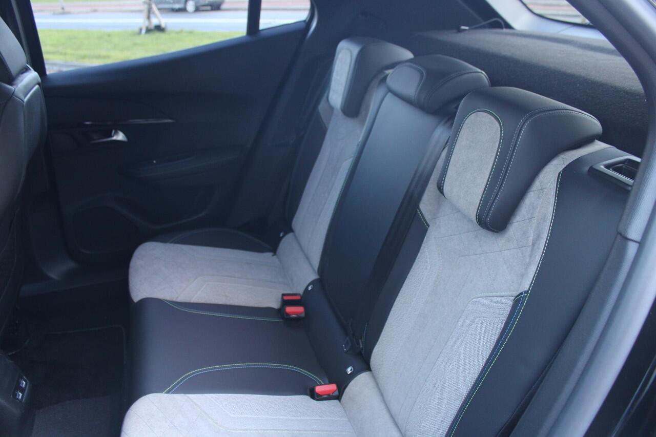 Peugeot e-2008 EV GT Pack 50 kWh ADAPTIEVE CRUISE CONTROL - VERWARMDE VOORSTOELEN - NAVIGATIE - DEALER ONDERHOUDEN