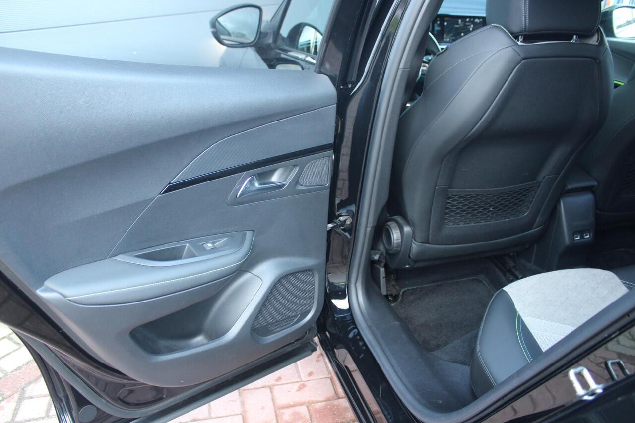 Peugeot e-2008 EV GT Pack 50 kWh ADAPTIEVE CRUISE CONTROL - VERWARMDE VOORSTOELEN - NAVIGATIE - DEALER ONDERHOUDEN