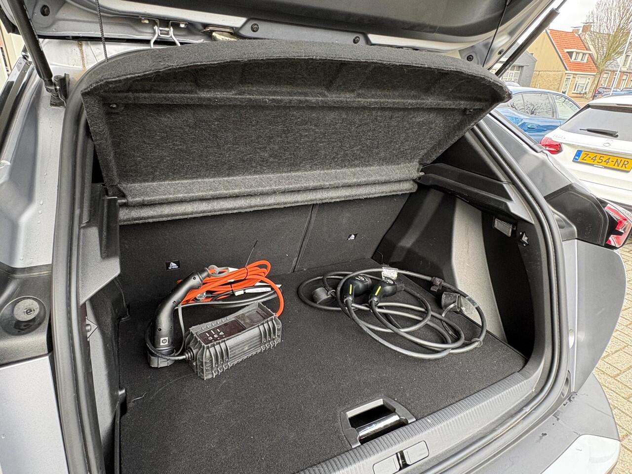 Peugeot e-2008 EV GT 50 kWh | Adaptieve Cruise Control | Navi | Achteruitrijcamera | 3D Cockpit | Full LED | Stoelverwarming | Alcantara bekleding | Apple Carplay/Android Auto