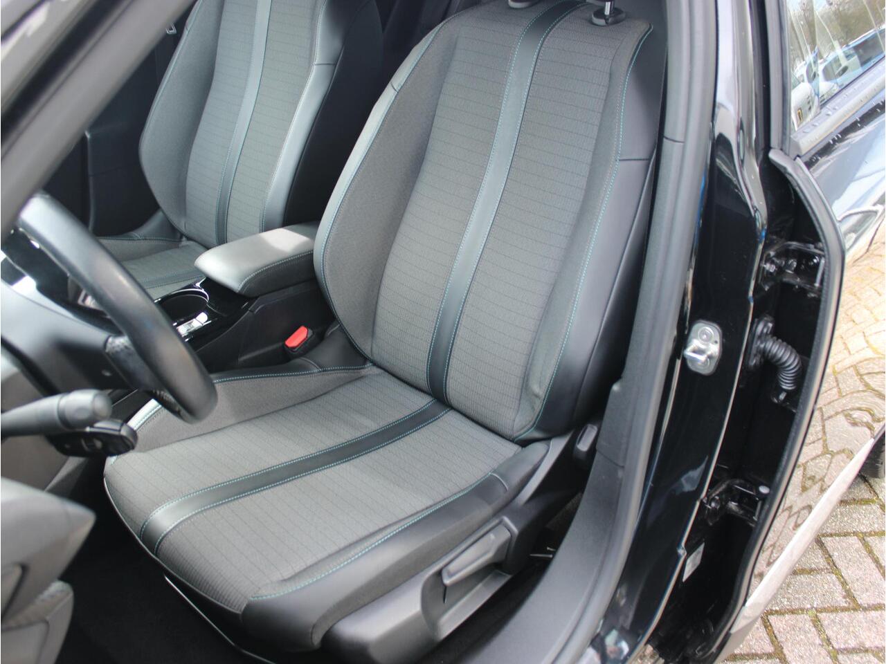 Peugeot e-2008 EV Allure Pack 50 kWh | Camera/Navi/Climate