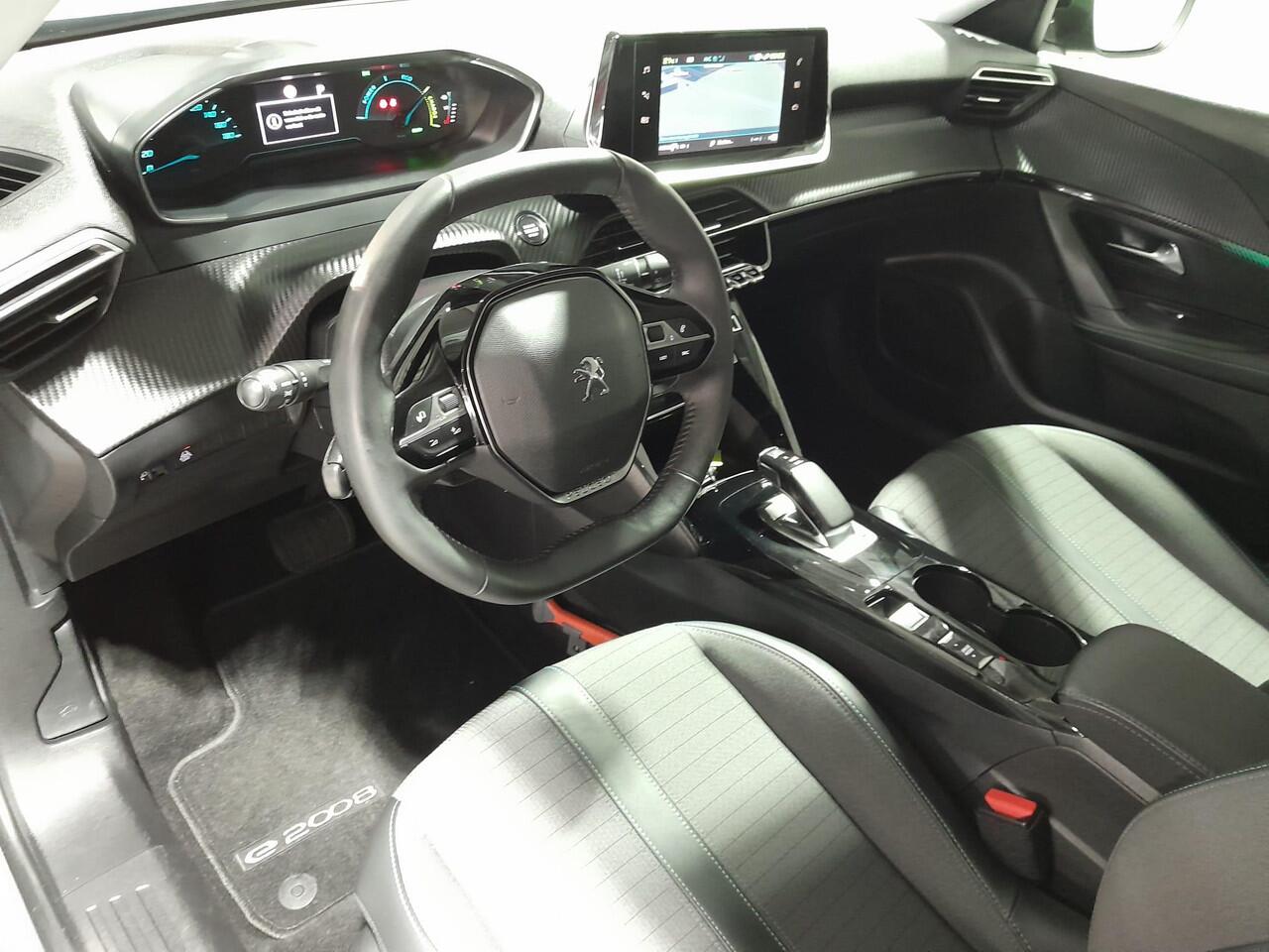 Peugeot e-2008 EV Allure 50 kWh | Navigatie | LED mistlampen | All season banden |