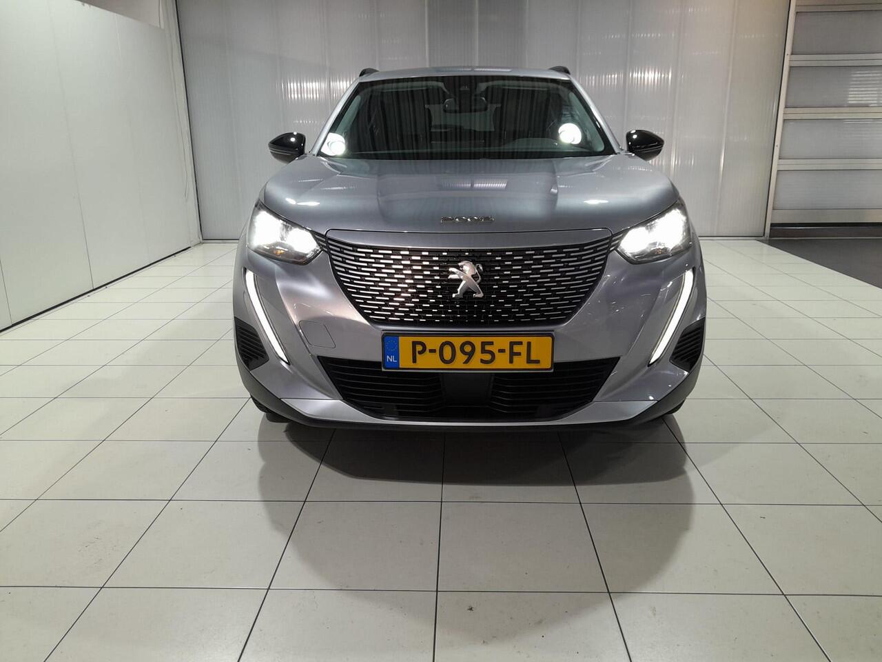 Peugeot e-2008 EV Allure 50 kWh | Navigatie | LED mistlampen | All season banden |