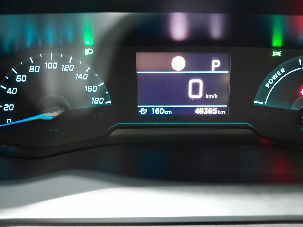 Peugeot e-2008 EV Allure 50 kWh | Navigatie | LED mistlampen | All season banden |