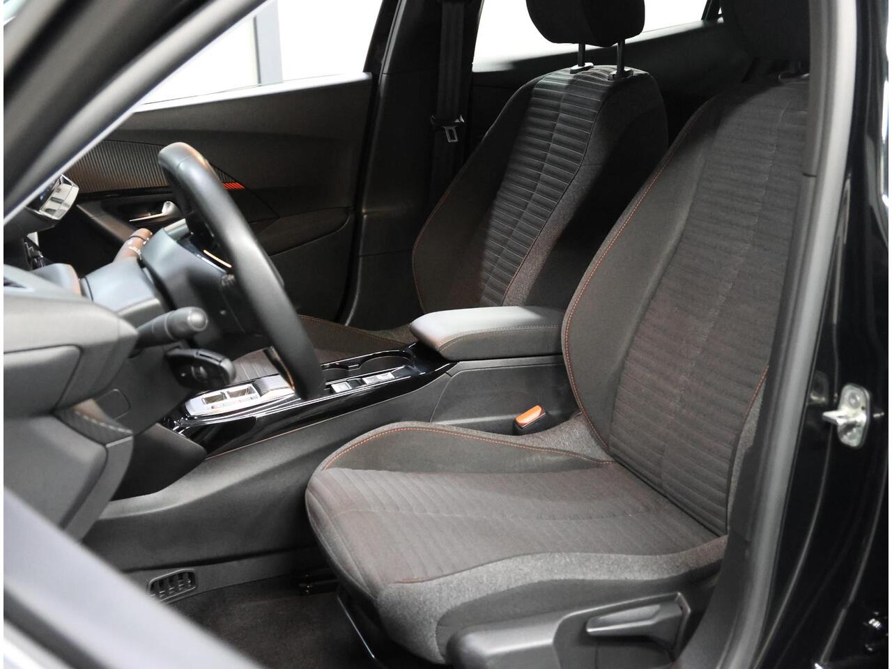 Peugeot e-2008 Active 50kWh 136PK | 1ste eigenaar | 3 FASE | AppleCarPlay/AndroidAuto | Armsteun | Climate Control | Cruise Control | FULL LED | Navigatie | Parkeersensoren | Isofix |