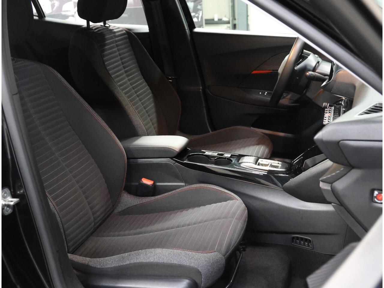 Peugeot e-2008 Active 50kWh 136PK | 1ste eigenaar | 3 FASE | AppleCarPlay/AndroidAuto | Armsteun | Climate Control | Cruise Control | FULL LED | Navigatie | Parkeersensoren | Isofix |