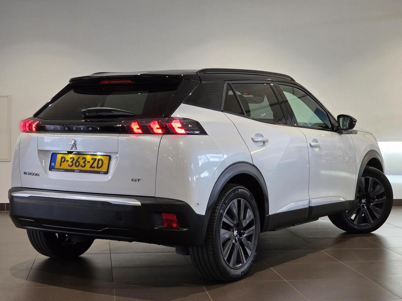 Peugeot e-2008 GT Pack EV 50kWh 136pk | SCHUIF/KANTELDAK | CAMERA | NAVI | ALCANTARA/LEDER | ADAPTIVE CRUISE | 18" EVISSA | KEYLESS ENTRY