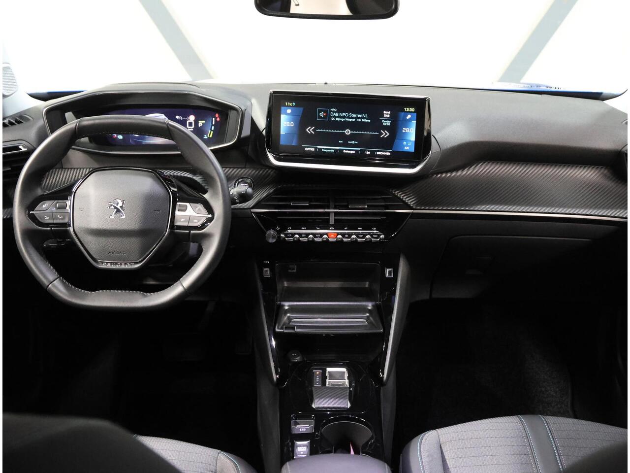 Peugeot e-2008 EV Allure Pack 50 kWh 136PK | 1ste eigenaar | AppleCarplay/Android Auto | 17"LMV | Camera | AUTOMAAT | Keyless | Adaptive Cruise Control | Climate Control | FULL LED | Isofix | Privacy Glass |