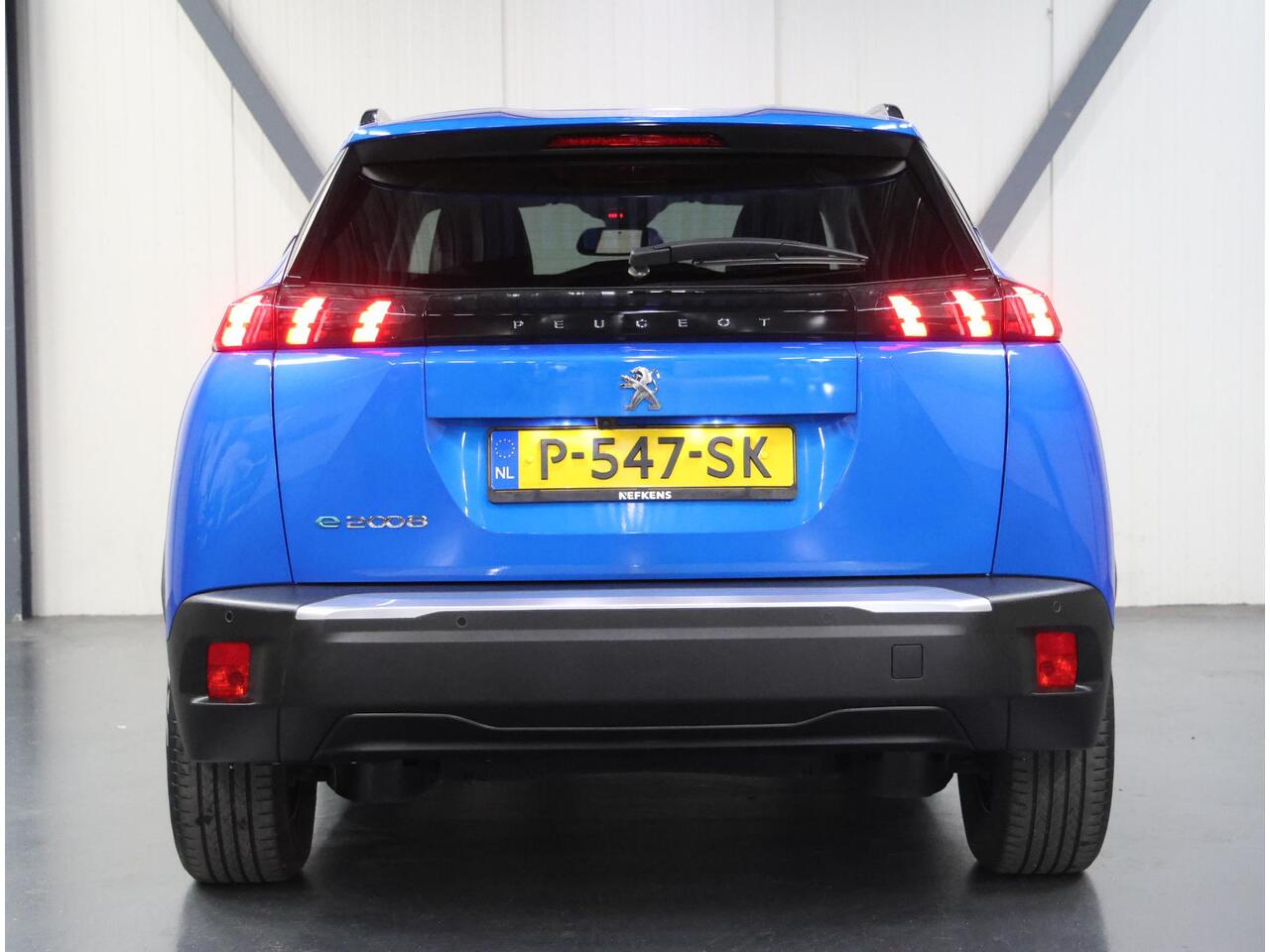 Peugeot e-2008 EV Allure Pack 50 kWh 136PK | 1ste eigenaar | AppleCarplay/Android Auto | 17"LMV | Camera | AUTOMAAT | Keyless | Adaptive Cruise Control | Climate Control | FULL LED | Isofix | Privacy Glass |