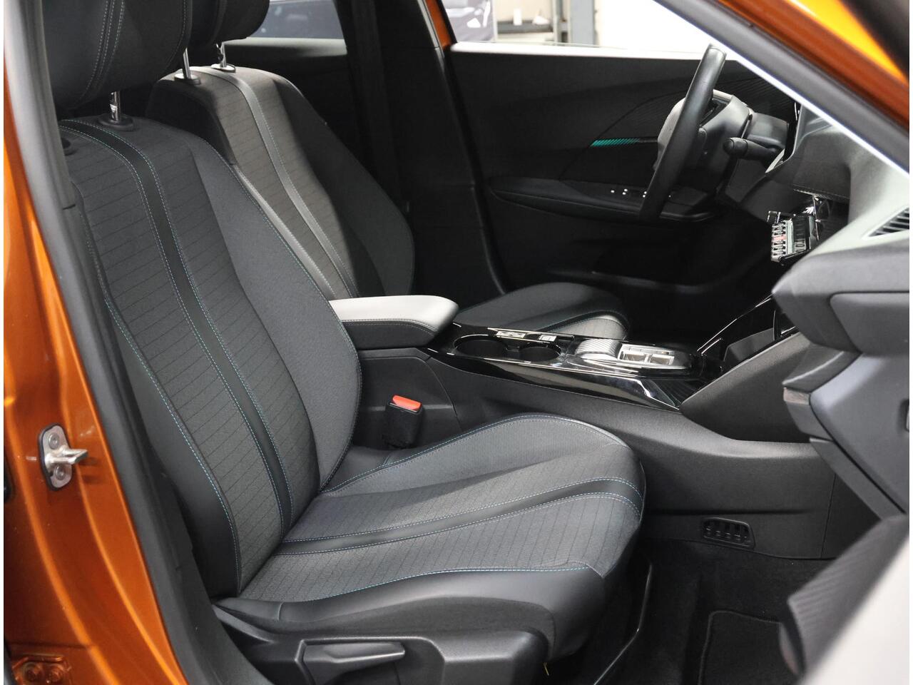 Peugeot e-2008 Allure Pack 50kWh 136PK | 1ste eigenaar | ACCURAPPORT 92% | AppleCarPlay/AndroidAuto | Climate Control | Adaptive Cruise Control | Camera | FULL LED | Navigatie | LMV | Parkeersensoren | Privacy Glass | Isofix |