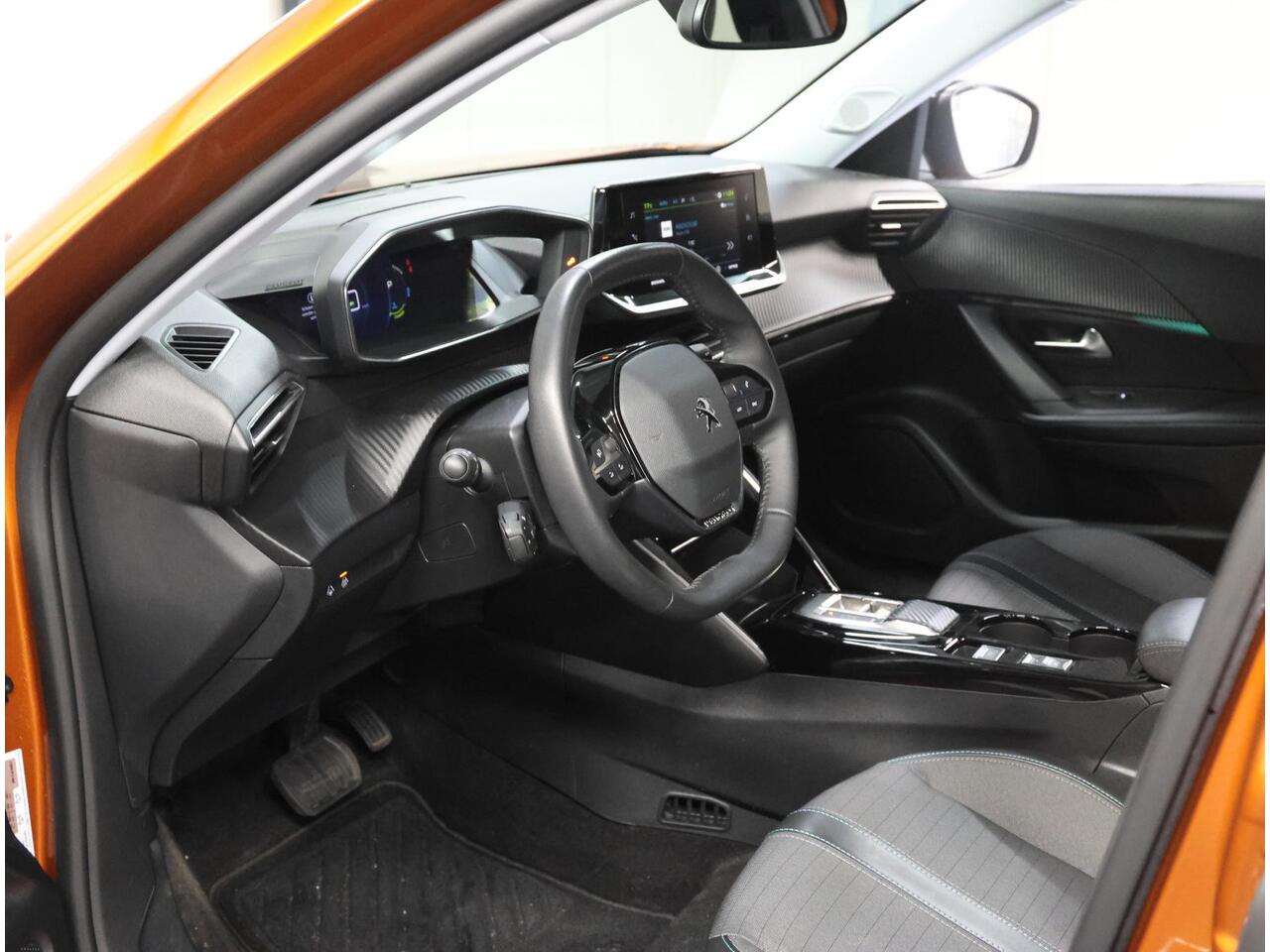 Peugeot e-2008 Allure Pack 50kWh 136PK | 1ste eigenaar | ACCURAPPORT 92% | AppleCarPlay/AndroidAuto | Climate Control | Adaptive Cruise Control | Camera | FULL LED | Navigatie | LMV | Parkeersensoren | Privacy Glass | Isofix |