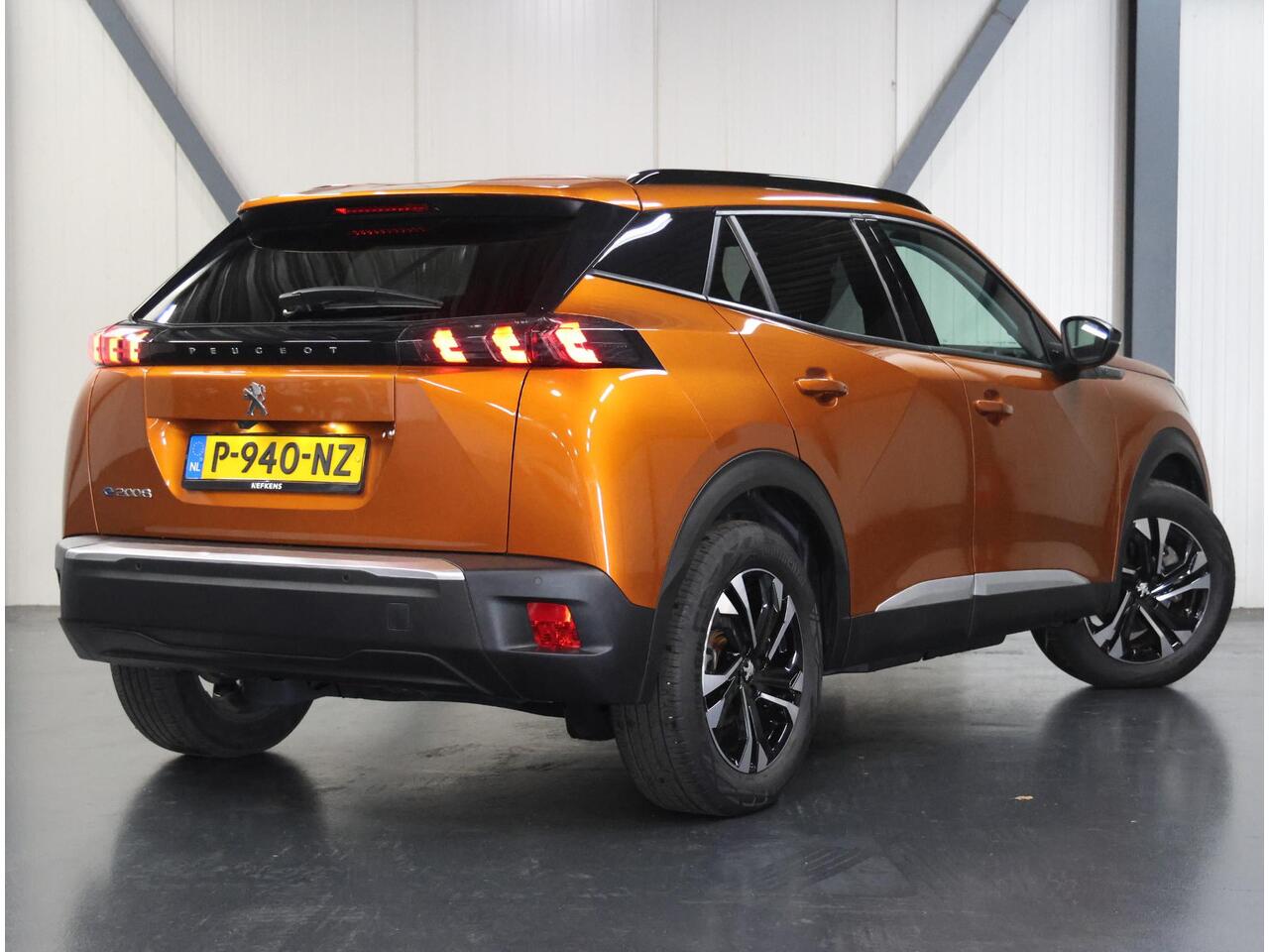 Peugeot e-2008 Allure Pack 50kWh 136PK | 1ste eigenaar | ACCURAPPORT 92% | AppleCarPlay/AndroidAuto | Climate Control | Adaptive Cruise Control | Camera | FULL LED | Navigatie | LMV | Parkeersensoren | Privacy Glass | Isofix |